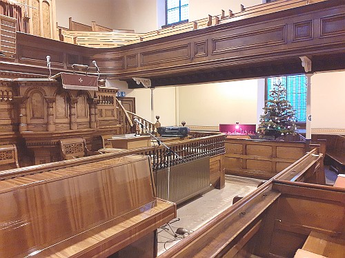 Y Capel wedi ei addurno ar gyfer gwasanaethau'r Nadolig