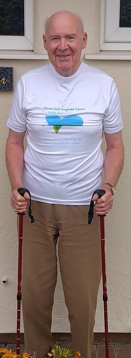 Tom Williams yn ei grys Awyr Las