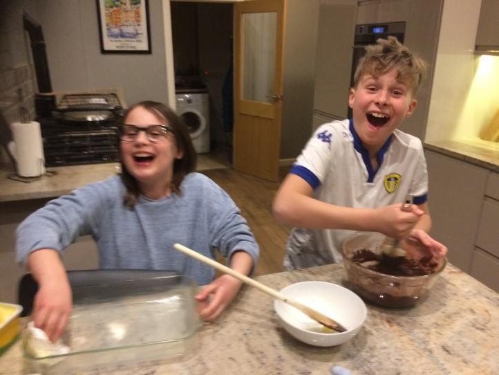 Alys a'i brawd yn gwneud Brownies