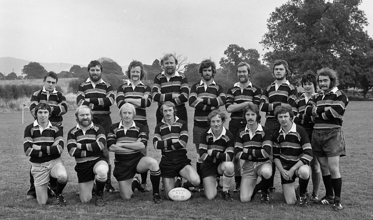 Y Tîm ar ddechrau tymor 1977-78 gyda Pete Minshull yn 4ydd o'r chwith yn y rhes gefn