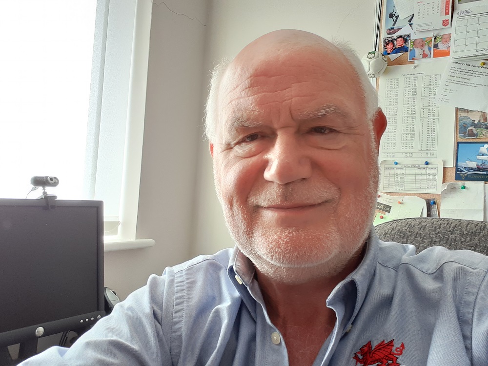 John yn gwirfoddoli o'i gartref