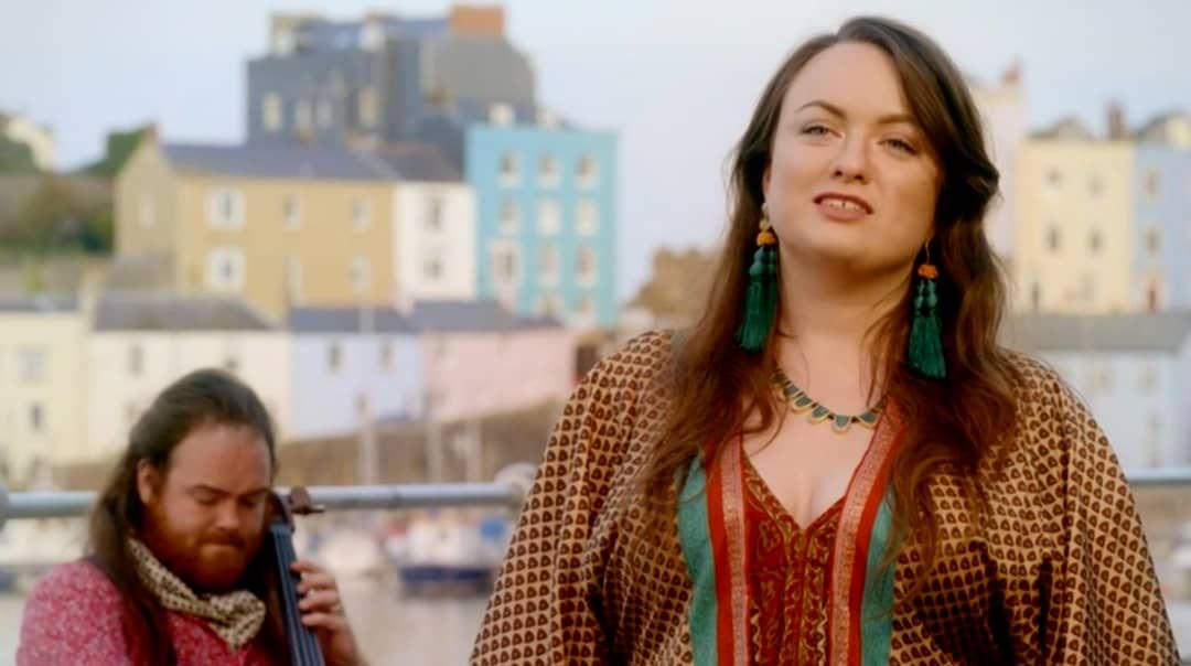 Beth yn Last Night of the Proms gyda Jordan Price Williams o Vrï yn y cefndir