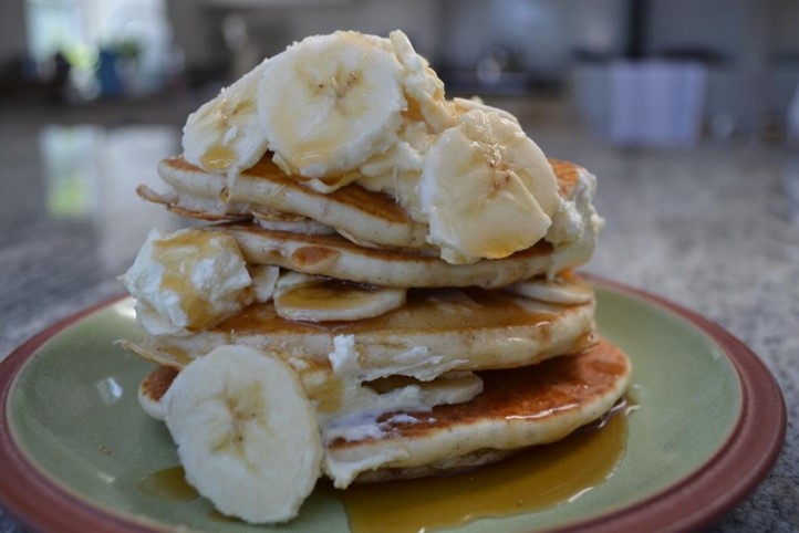 Crempog gyda llenwad Hufen, banana a syrup