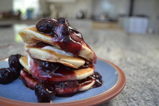 Crempog gyda llenwad Iogwrt a cheirios