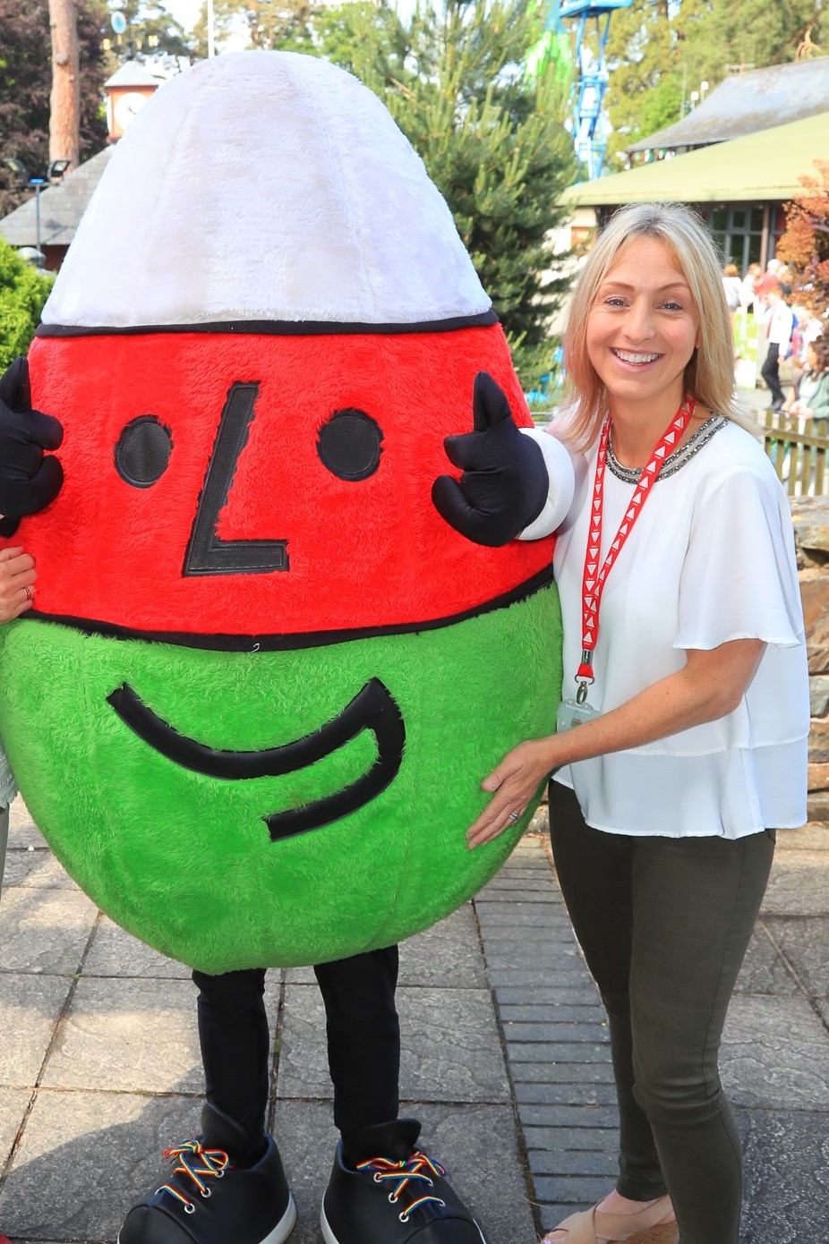 Sian Lewis a Mistar Urdd