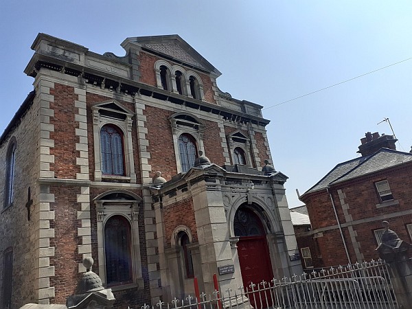 Capel Lôn Swan heb y sgaffaldiau