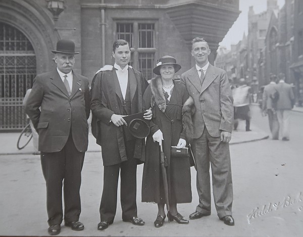 David Griffiths, ei fab David Griffiths , ei wraig Elizabeth a'i frawd yng nghyfraith John Davies yn niwrnod graddio'r mab yng Nghaergrawnt