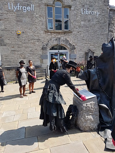 Mair yn gosod y plac