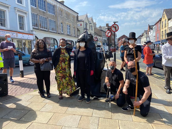 Dr Salamatu Fada o Gymdeithas Affrica Gogledd Cymru gyda'r artist Wanda Zyborska a'r cerddorion
