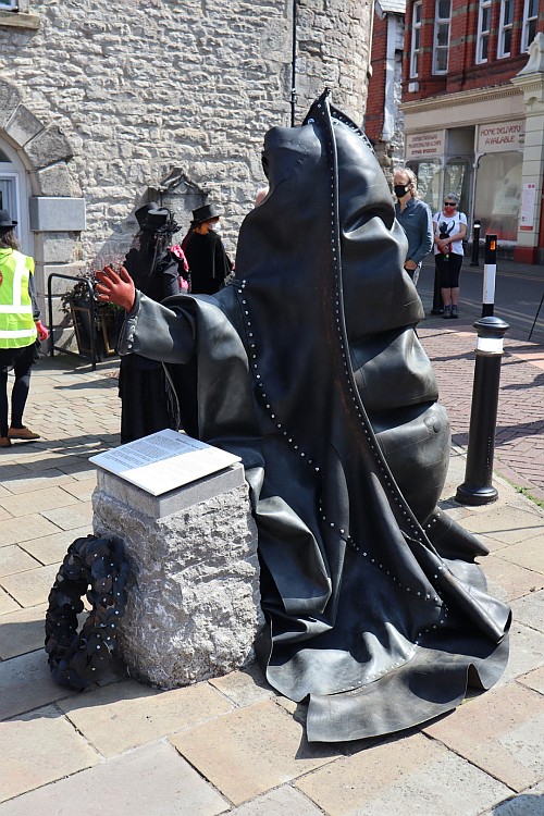 Yr Amdo Rwber, y faneg goch a'r plac wedi eu gosod