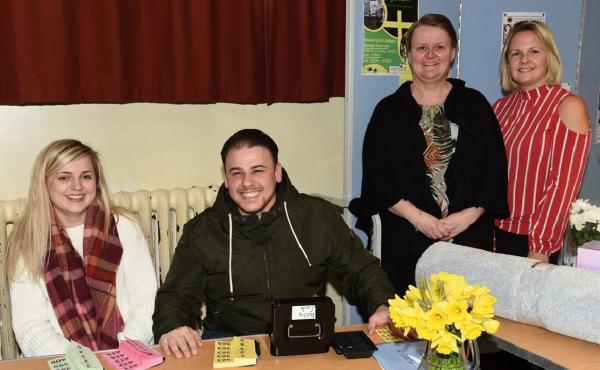 Wrthi n gwerthu r raffl