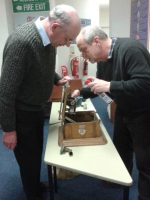 Martyn a David yn ceisio trwsio'r gramaffon Edison...