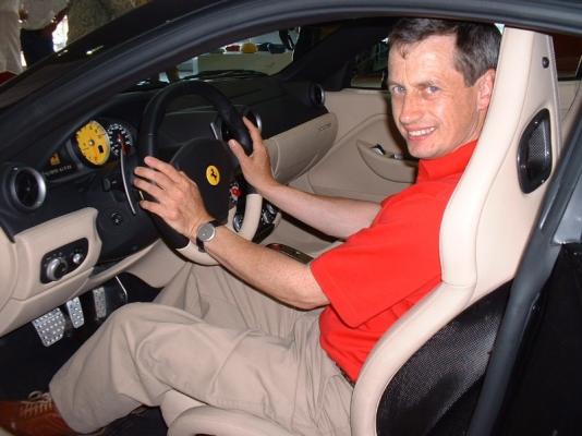 Gwanwyn ym myd rasio ceir