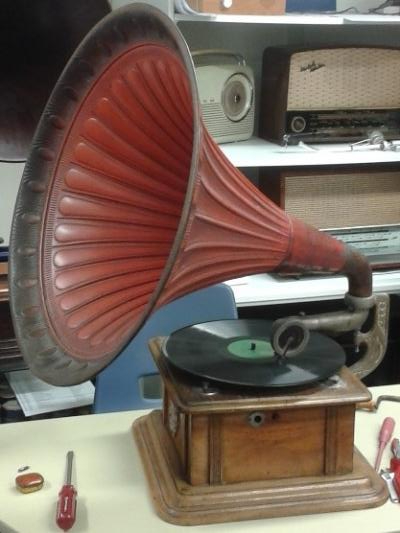 ac yn llwyddo diolch i ddiferyn o olew nodwydd newydd a nyt a bollt