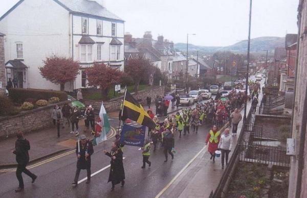 Y Maer yn arwain yr orymdaith Gwyl Dewi