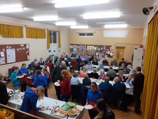 Pawb yn cynnwys y geids yn mwynhau crempog